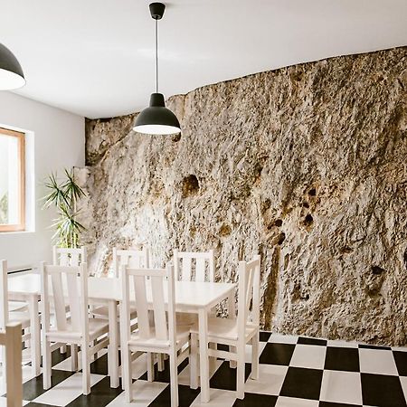 Sziklavendeghaz Aparthotel Veszprem Bagian luar foto