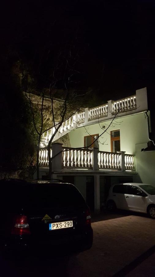 Sziklavendeghaz Aparthotel Veszprem Bagian luar foto