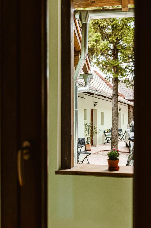 Sziklavendeghaz Aparthotel Veszprem Bagian luar foto