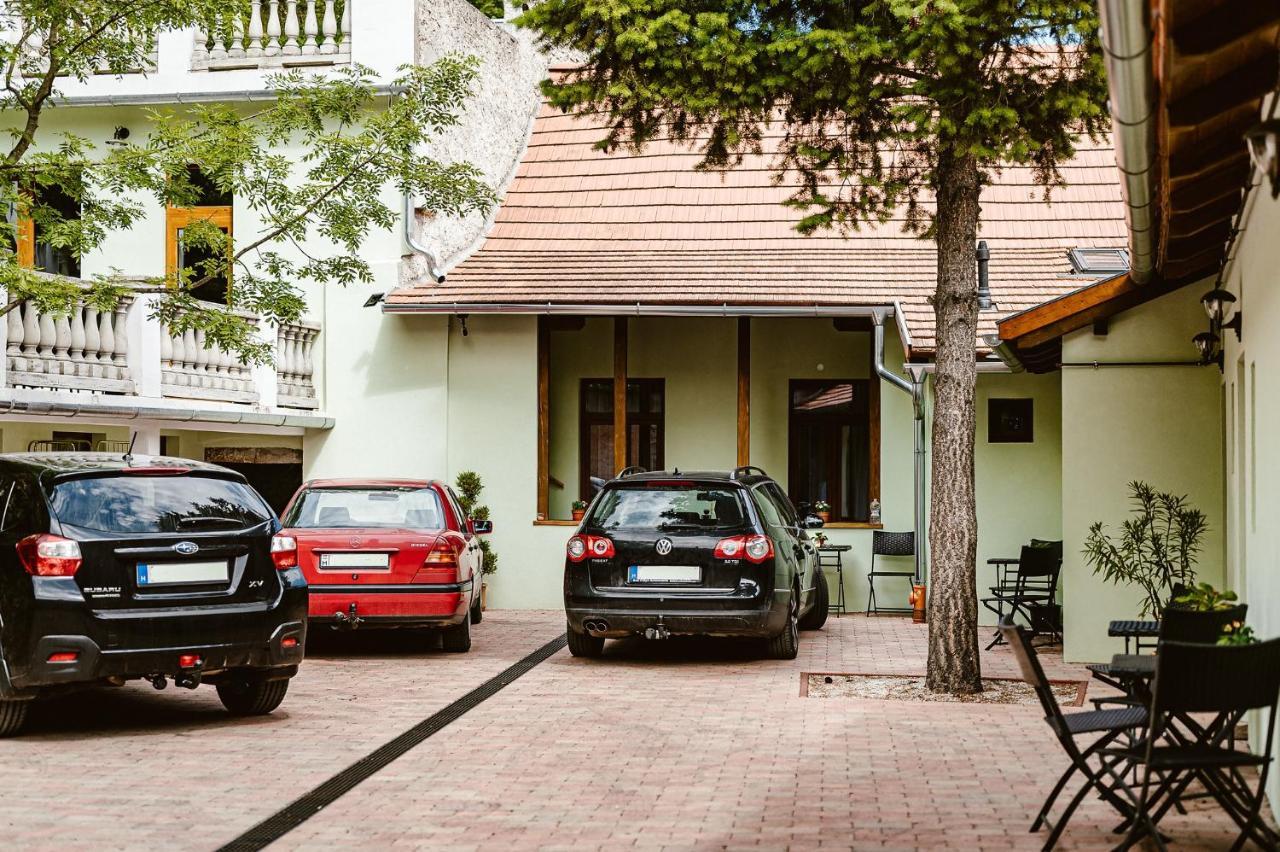 Sziklavendeghaz Aparthotel Veszprem Bagian luar foto