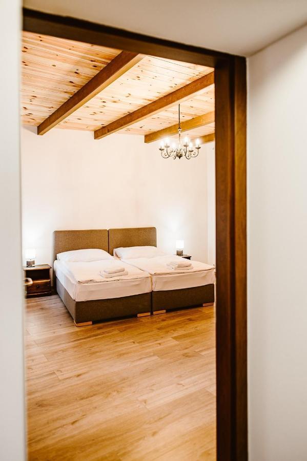 Sziklavendeghaz Aparthotel Veszprem Bagian luar foto